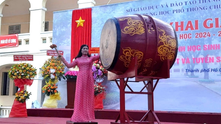 Cô Phạm Thị Bé Hiền, Hiệu trưởng Trường Trung học phổ thông chuyên Lê Hồng Phong đánh trống khai trường.