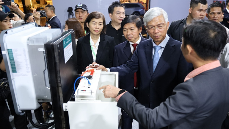 Phó Chủ tịch Ủy ban nhân dân Võ Văn Hoan và các đại biểu tham quan các gian hàng trưng bày tại GRECO 2024.