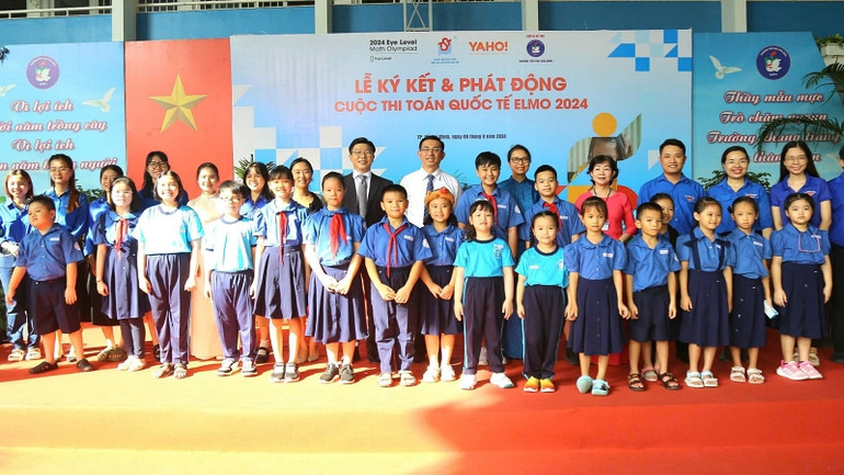 Các em học sinh chụp ảnh lưu niệm cùng các đại biểu.