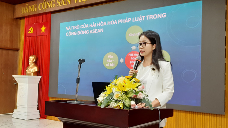 Thạc sĩ Trần Ngọc Hà, Khoa Luật quốc tế, Trường đại học Luật Thành phố Hồ Chí Minh phát biểu tại Hội thảo. Thạc sĩ Trần Ngọc Hà, Khoa Luật quốc tế, Trường đại học Luật Thành phố Hồ Chí Minh phát biểu tại Hội thảo.