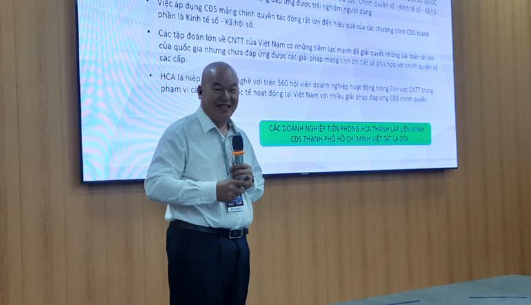 Chuyên gia trình bày tham luận về an ninh mạng tại hội thảo.