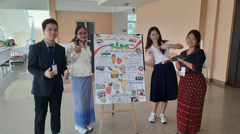 Các bạn sinh viên tham gia triển lãm Poster tại bế mạc “Trại hè Sinh viên Mạng lưới các trường đại học Đông Nam Á”.