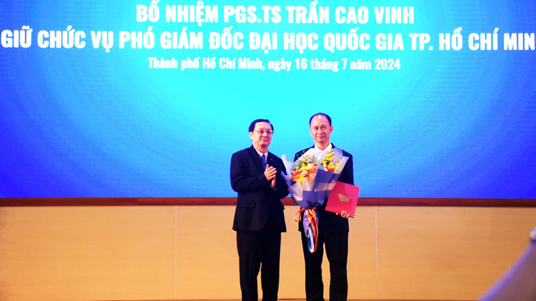 Thừa ủy quyền Thủ tướng Chính phủ, đồng chí Huỳnh Thành Đạt, Bộ trưởng Khoa học và Công nghệ trao quyết định bổ nhiệm Phó Giám đốc Đại học Quốc gia Thành phố Hồ Chí Minh cho đồng chí Trần Cao Vinh.