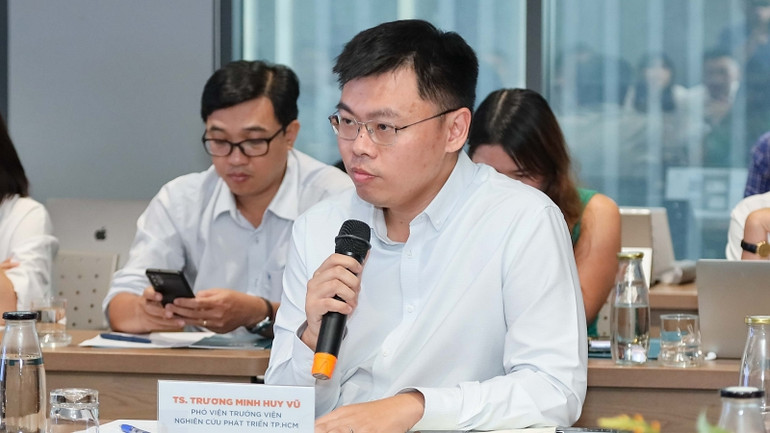 Chuyên gia phát biểu tại tọa đàm.