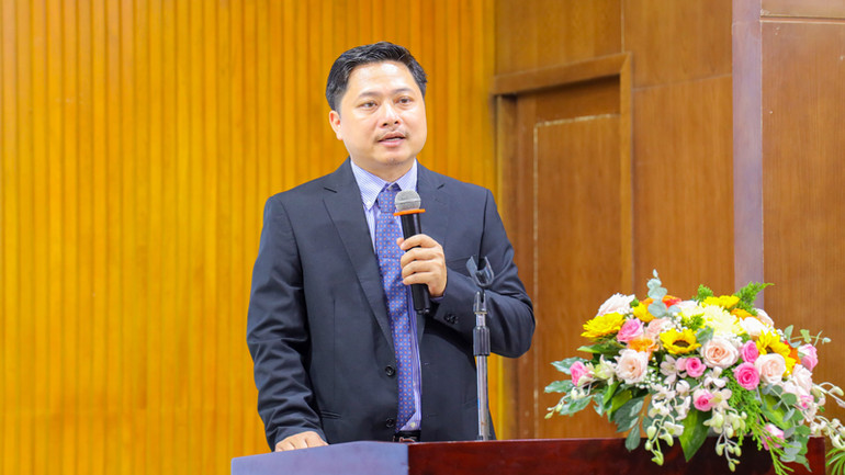 Phó Giáo sư, Tiến sĩ Trần Việt Dũng, Phó Hiệu trưởng Trường đại học Luật Thành phố Hồ Chí Minh phát biểu tại tọa đàm.