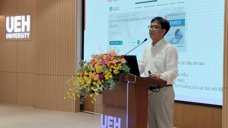 Nhà khoa học phát biểu tại tọa đàm.