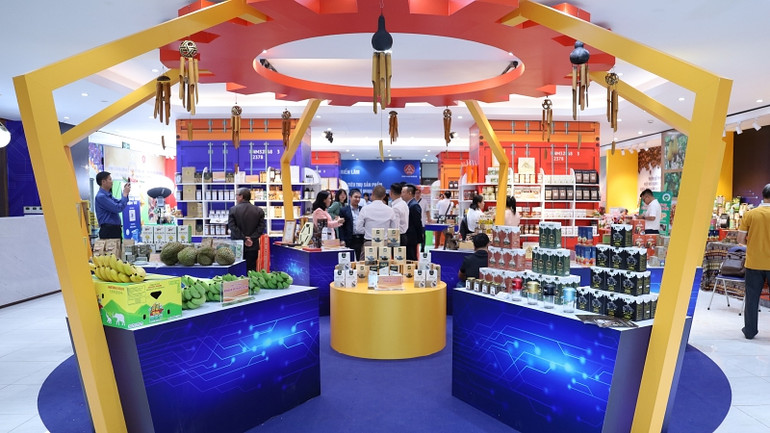 Các đại biểu tham quan các sản phẩm nông nghiệp tiêu biểu của tỉnh Đắk Lắk trưng bày tại ITPC.