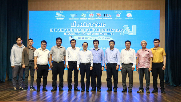 Các đại biểu chụp ảnh lưu niệm tại lễ phát động hội thi.