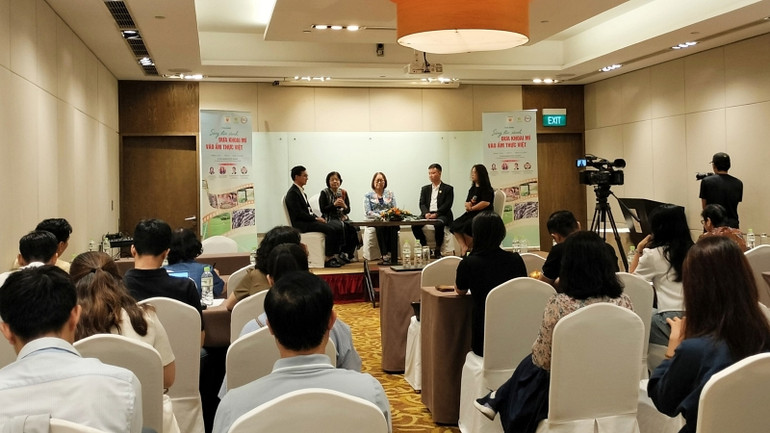 Quang cảnh tọa đàm.