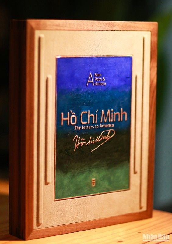 Hộp đựng cuốn sách được làm bằng gốm men lam, gỗ và da.