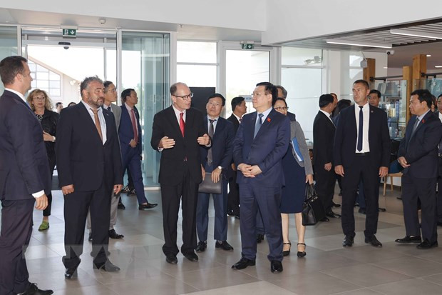 Chủ tịch Quốc hội Vương Đình Huệ nghe giới thiệu về cảng Burgas. (Ảnh: Doãn Tấn/TTXVN)