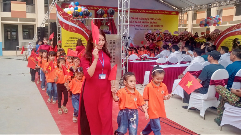 Cô giáo điểm Trường Mầm non và Tiểu học Xuyên Sơn chào đón các cháu vào lớp 1.