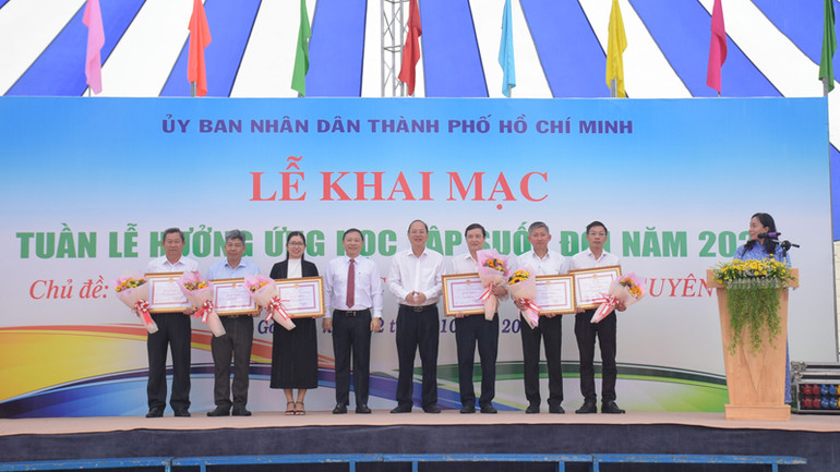 Trao bằng khen cho các tập thể có thành tích xuất sắc trong phong trào khuyến học, khuyến tài, xây dựng xã hội học tập năm 2022.