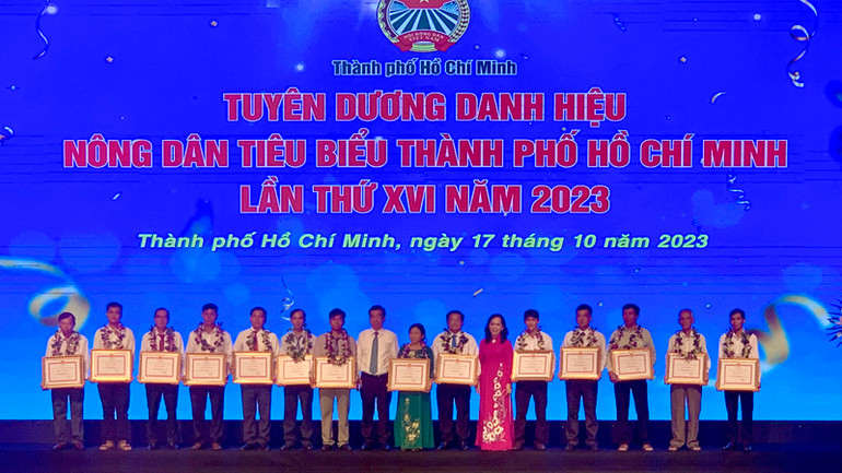 Trao bằng khen cho các gương “Nông dân tiêu biểu thành phố” năm 2023.