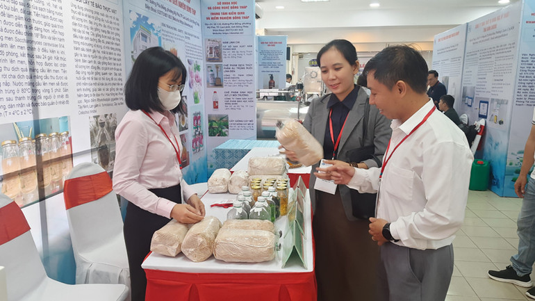 Các đại biểu tham quan gian hàng trưng bày công nghệ tại Techmart năm 2023.