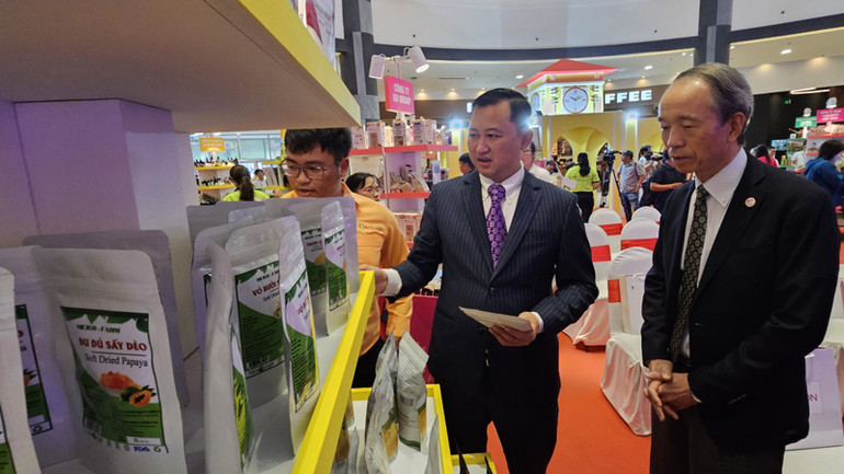 Các đại biểu tham quan các sản phẩm của doanh nghiệp Việt trưng bày tại triển lãm.