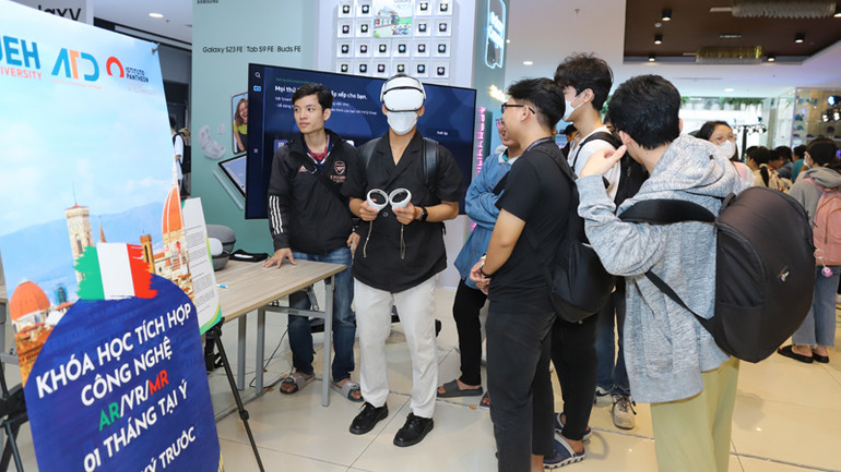 Sinh viên Đại học Kinh tế Thành phố Hồ Chí Minh tham gia các hoạt động triển lãm về công nghệ và nghệ thuật trong chuỗi chương trình ArtTech Fusion 2023.