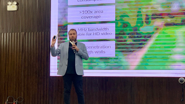 Ông Michael De Nil (CEO Công ty công nghệ Morse Micro, Australia) phát biểu và giới thiệu camera Chicony (một sản phẩm ứng dụng Wi-Fi Halow) tại hội thảo.