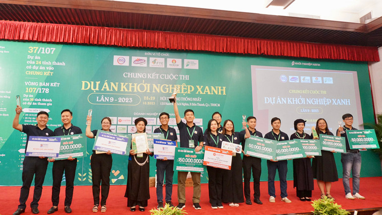 Các dự án đạt giải “nâng cúp” ăn mừng chiến thắng.