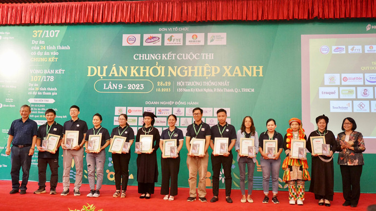 Trao chứng nhận cho các dự án lọt vào vòng chung kết.