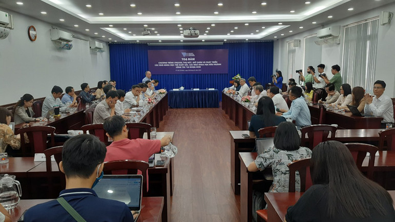 Quang cảnh Tọa đàm Chương trình VNU350.