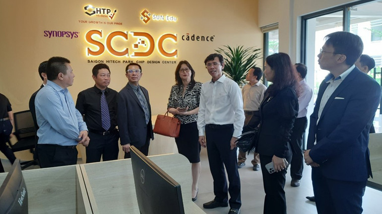 Các đại biểu tham quan Trung tâm điện tử và vi mạch bán dẫn (ESC). Các đại biểu tham quan Trung tâm điện tử và vi mạch bán dẫn (ESC).