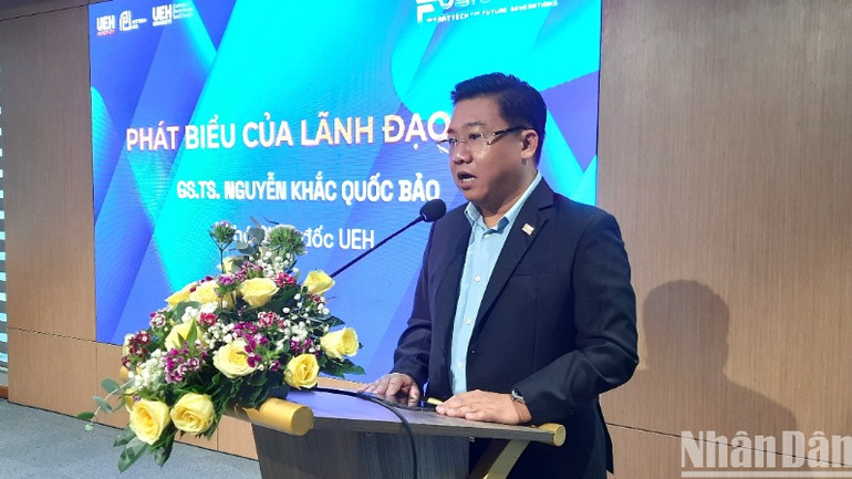Giáo sư, Tiến sĩ Nguyễn Khắc Quốc Bảo, Phó Giám đốc Đại học Kinh tế Thành phố Hồ Chí Minh, phát biểu tại buổi họp báo.