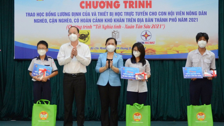 Trao học bổng Lương Định Của cho con hội viên nông dân nghèo trên địa bàn Thành phố Hồ Chí Minh năm 2021.