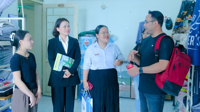Đoàn công tác Trường đại học Keris Mas College (Malaysia) tham quan phòng ở sinh viên Ký túc xá Đại học Quốc gia Thành phố Hồ Chí Minh. (Ảnh: TTKTX) Đoàn công tác Trường đại học Keris Mas College (Malaysia) tham quan phòng ở sinh viên Ký túc xá Đại học Quốc gia Thành phố Hồ Chí Minh. (Ảnh: TTKTX)