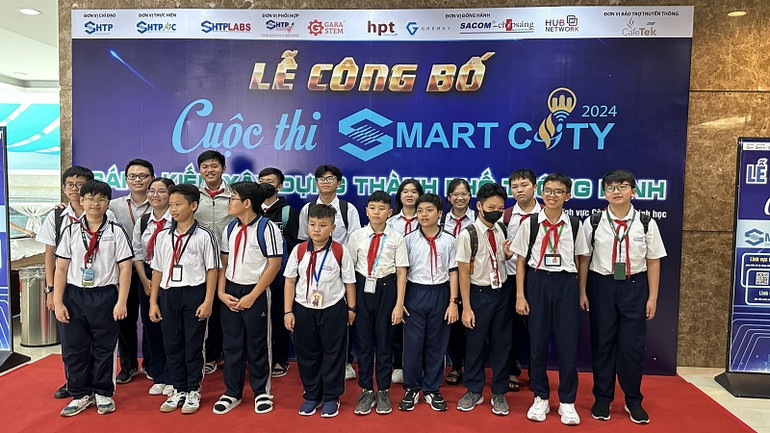 Học sinh tham dự lễ công bố Smart City 2024 chụp ảnh lưu niệm