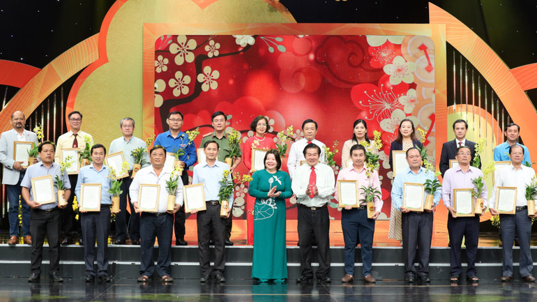 Tặng hoa tri ân cho các nhà hảo tâm, đơn vị, tổ chức ủng hộ chương trình “Tết Nghĩa tình-Xuân Quý Mão năm 2023”.