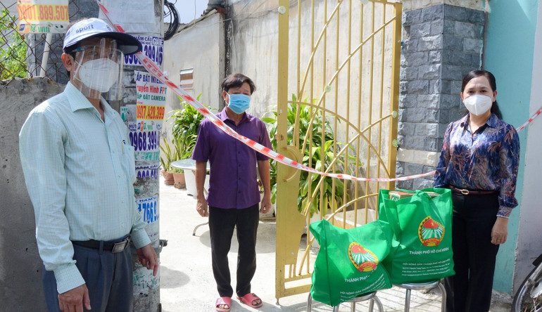 Hội Nông dân Thành phố Hồ Chí Minh tặng quà cho hộ nông dân nghèo trong đợt dịch Covid-19.