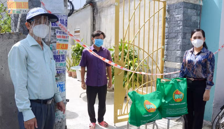 Hội Nông dân Thành phố Hồ Chí Minh tặng quà cho hộ nông dân nghèo trong đợt dịch Covid-19.