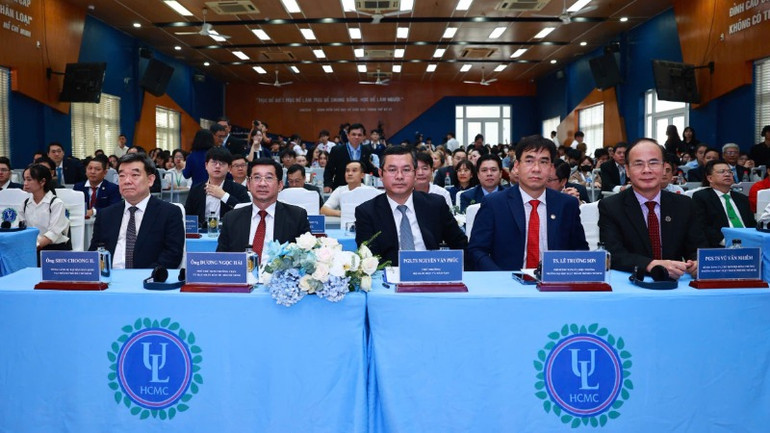 Các đại biểu tham dự Lễ khai giảng.