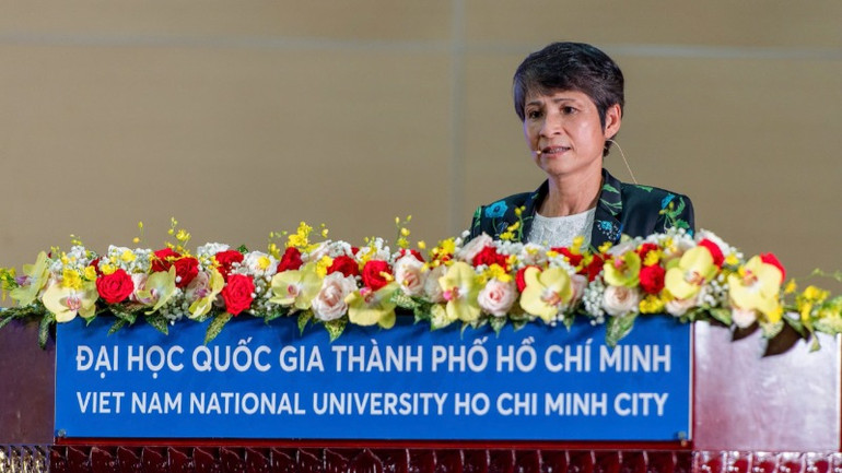 Bà Lê Duy Loan trò chuyện với các tân sinh viên tại lễ khai khóa.