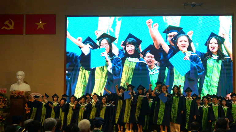 Các tân bác sĩ, dược sĩ tuyên thệ tại lễ tốt nghiệp.