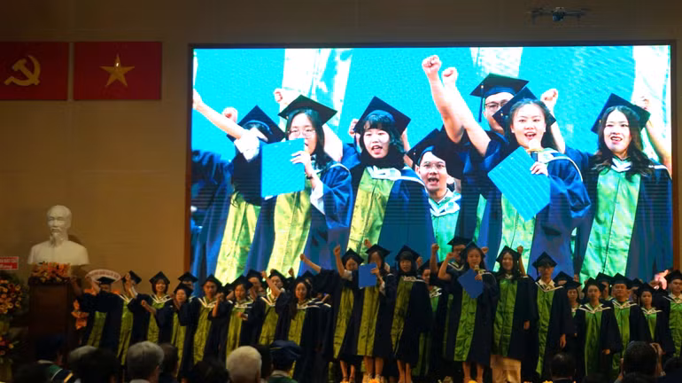 Các tân bác sĩ, dược sĩ tuyên thệ tại lễ tốt nghiệp.