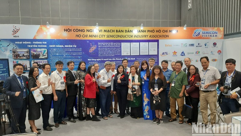 Ban tổ chức chụp ảnh lưu niệm với Hội công nghiệp vi mạch bán dẫn Thành phố Hồ Chí Minh.