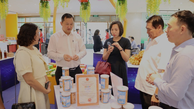 Các đại biểu tham quan các sản phẩm nông nghiệp tiêu biểu.