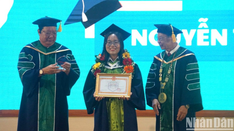 Trường đại học Khoa học sức khỏe vinh danh sinh viên tốt nghiệp thủ khoa.