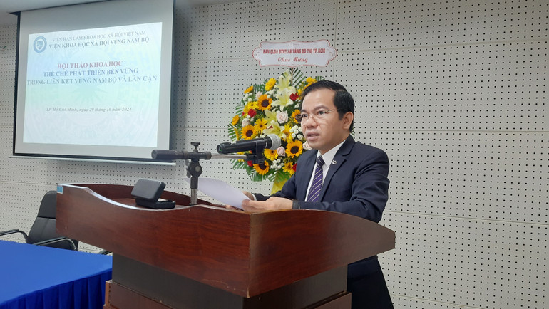 Phó Giáo sư, Tiến sĩ Vũ Tuấn Hưng, Phó Viện trưởng phụ trách Viện Khoa học xã hội vùng Nam Bộ phát biểu tại hội thảo.