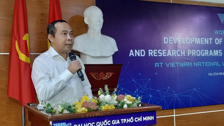 Phó Giáo sư, Tiến sĩ Vũ Hải Quân, Giám đốc Đại học Quốc gia Thành phố Hồ Chí Minh phát biểu tại tọa đàm Phó Giáo sư, Tiến sĩ Vũ Hải Quân, Giám đốc Đại học Quốc gia Thành phố Hồ Chí Minh phát biểu tại tọa đàm