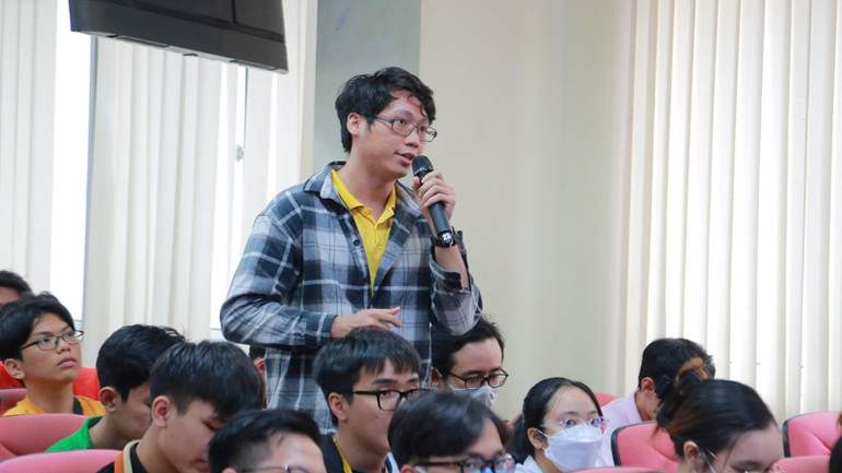 Thí sinh trao đổi với Ban tổ chức Hội thi “Thử thách trí tuệ nhân tạo Thành phố Hồ Chí Minh năm 2023”.