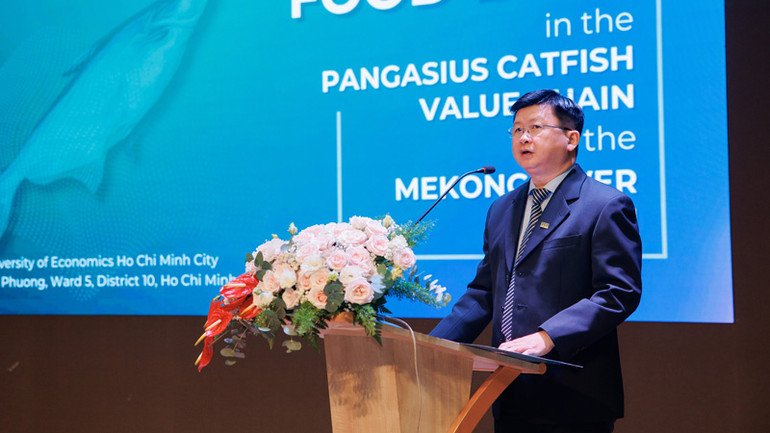 Tiến sĩ Đinh Công Khải, Phó Hiệu trưởng Trường Đại học Kinh tế Thành phố Hồ Chí Minh phát biểu tại hội thảo.