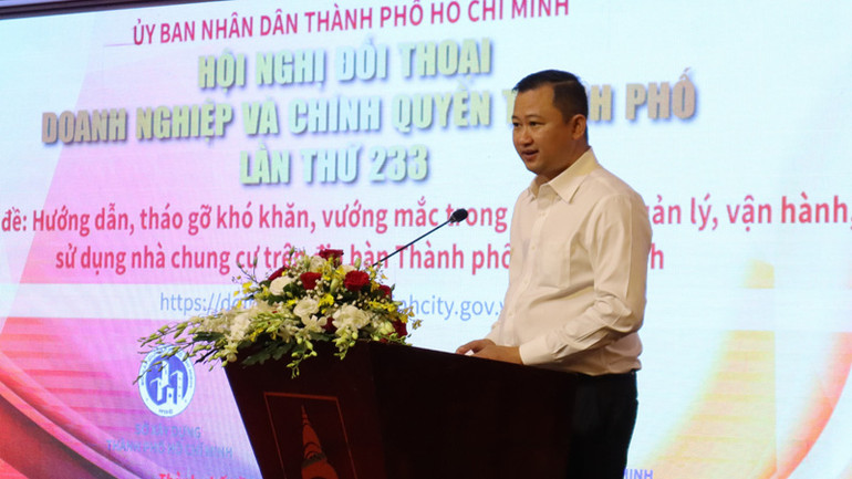 Đại diện ban tổ chức phát biểu tại buổi đối thoại.