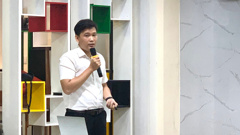 Ông Hoàng Trung Minh, Trưởng phòng Kinh doanh chi nhánh Thành phố Hồ Chí Minh, Công ty Trách nhiệm hữu hạn Minh Thành Group trình bày giải pháp quan trắc tự động.