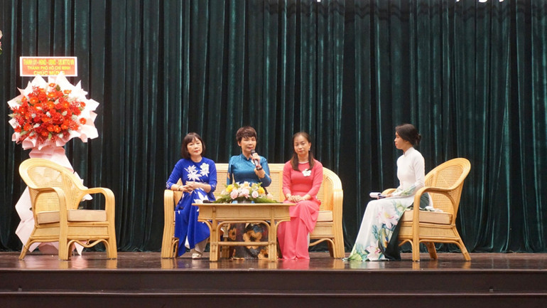 Giao lưu cùng cô Trương Thị Đẹp, Võ Thị Tuyết, Tống Thị Hải Yến (từ trái qua) tại buổi lễ.