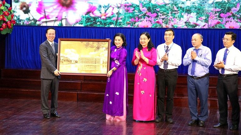 Ban giám hiệu Trường Đại học Khoa học xã hội và Nhân văn tặng Chủ tịch nước Võ Văn Thưởng bức tranh lưu niệm. Ban giám hiệu Trường Đại học Khoa học xã hội và Nhân văn tặng Chủ tịch nước Võ Văn Thưởng bức tranh lưu niệm.