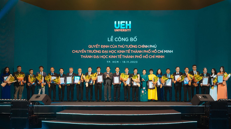 Trao Quyết định số 3668/QĐ-BGDĐT của Bộ trưởng Bộ Giáo dục và Đào tạo về việc Công nhận Hội đồng Đại học Kinh tế Thành phố Hồ Chí Minh.
