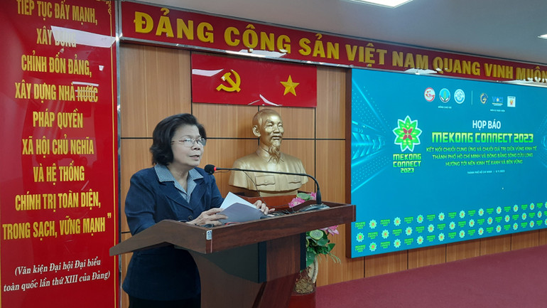 Bà Vũ Kim Hạnh, Chủ tịch Hội doanh nghiệp hàng Việt Nam chất lượng cao phát biểu tại buổi họp báo